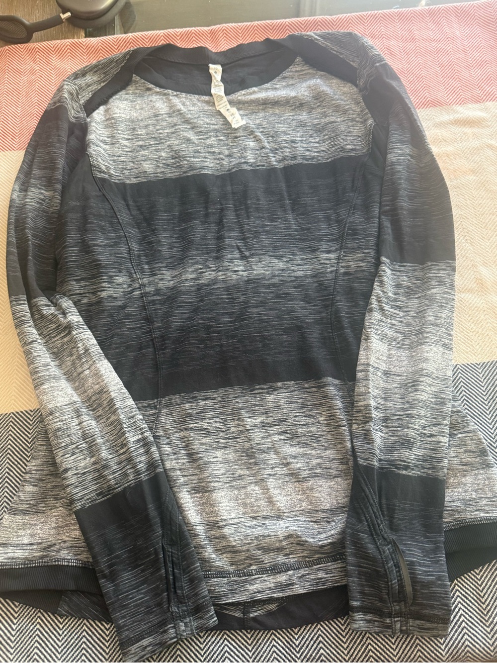 Lululemon Happy Yin Year Crewneck Sweatshirt Thumbholes Heathered Black Gray 10